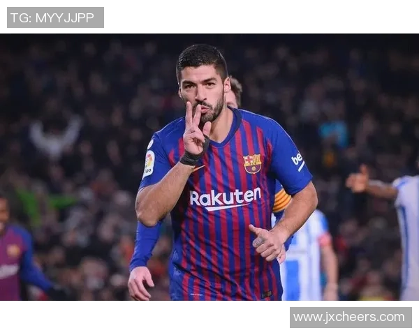 足球女博主走进球场背后 采访球星揭秘职业生涯与人生故事