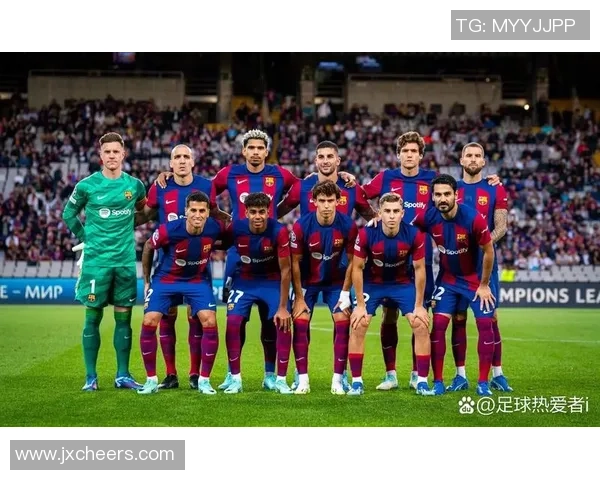 足球明星深情亲吻足球的一刻展现对比赛的无限热爱与执着追求