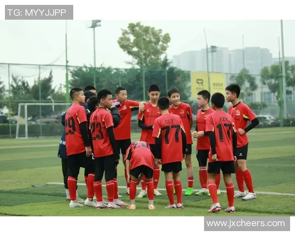 足球明星转战篮球场展现运动全能实力瞬间引热议