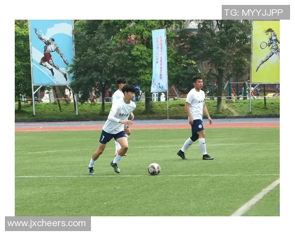 足球球星早期服装风格分析：从街头潮流到赛场经典的变迁